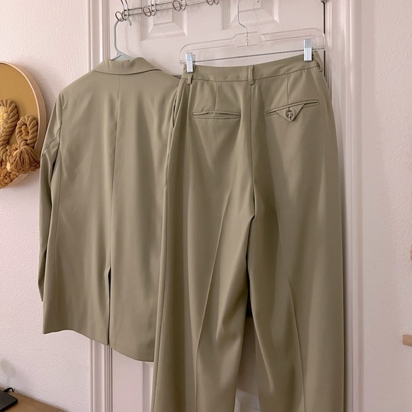 Women's Olive Blazer and Pants Set - Picture 13 of 13